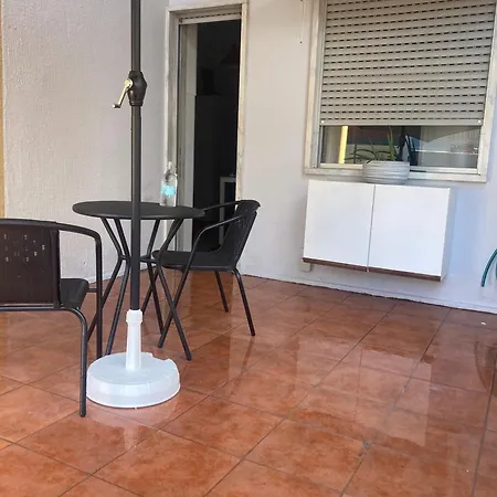 T1 Totalmente Equipado Terraco Privado דירה